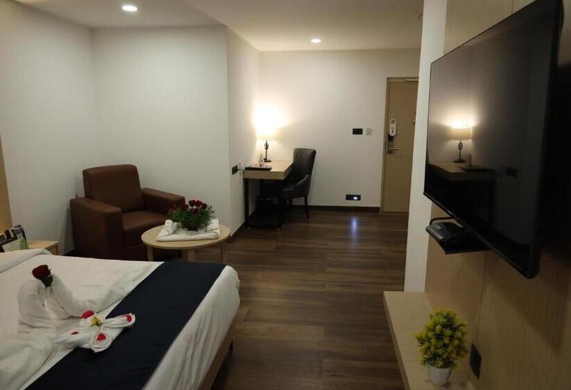 فندق Sri Sri Sri Excellency