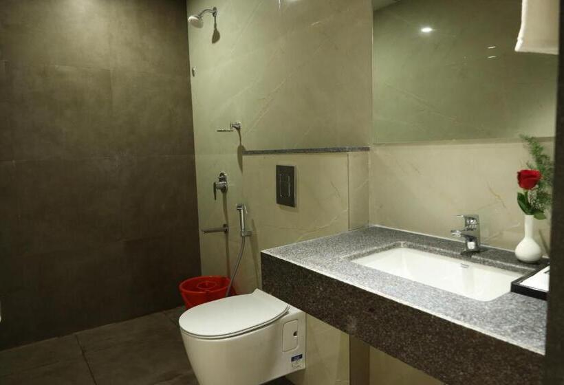 فندق Sri Sri Sri Excellency