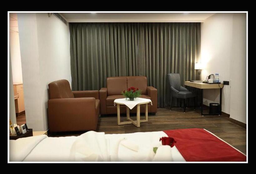 فندق Sri Sri Sri Excellency