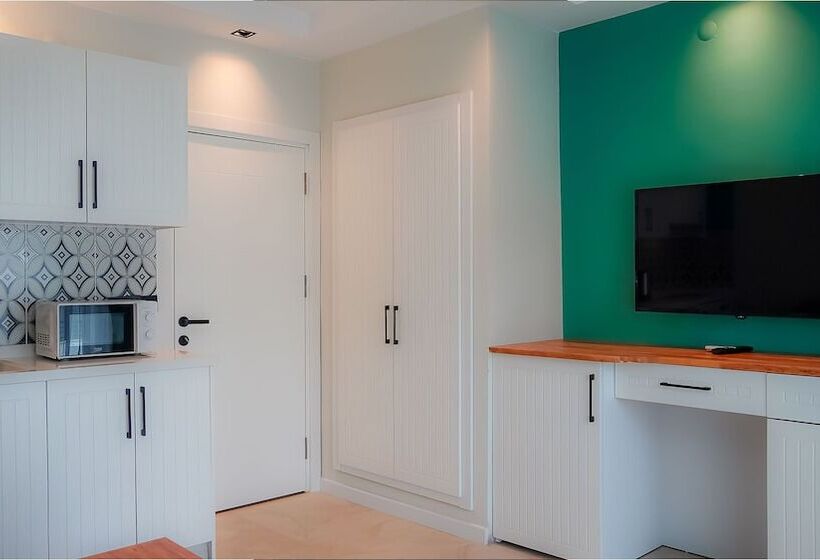 Отель The Ivy Suites