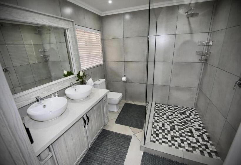 بنسيون Decollage Estate