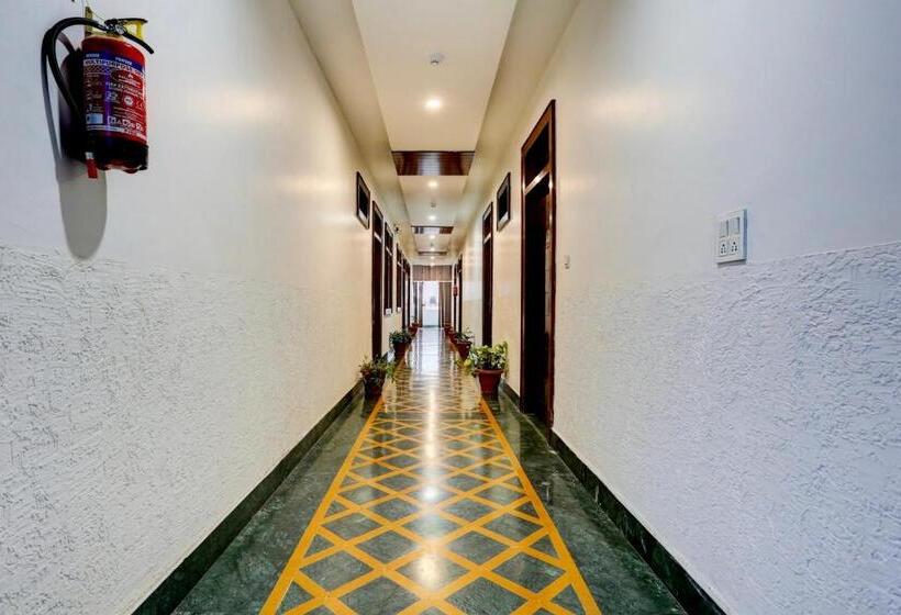 Townhouse Hotel Selaqui Inn