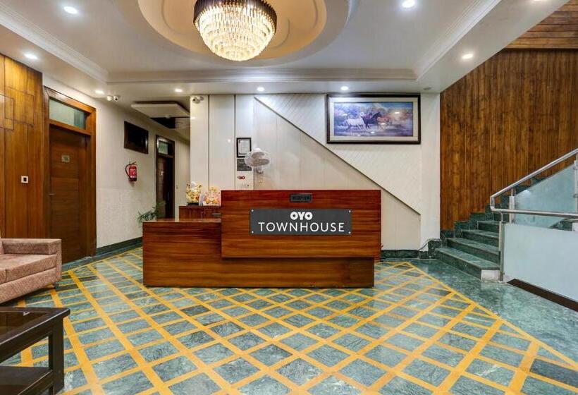 Townhouse Hotel Selaqui Inn