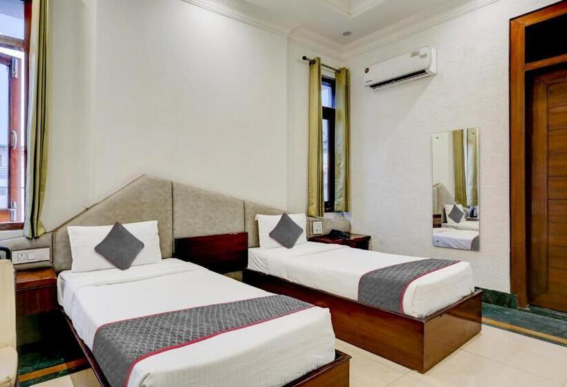 Townhouse Hotel Selaqui Inn