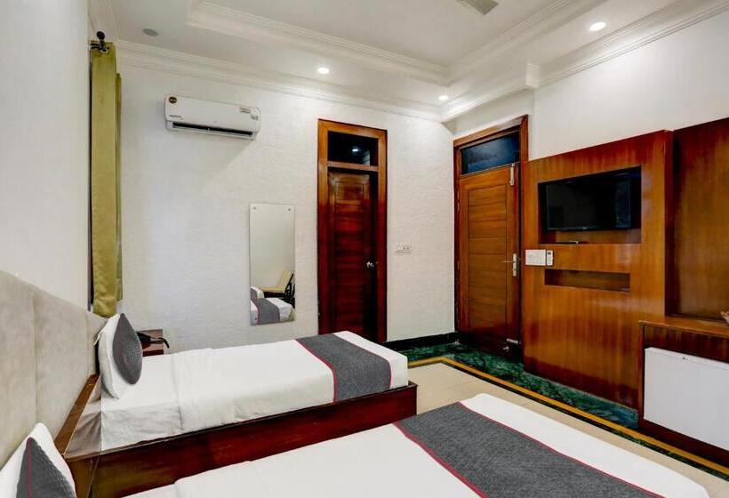 Townhouse Hotel Selaqui Inn