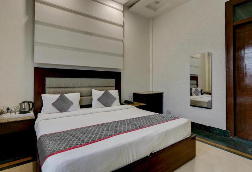 Townhouse Hotel Selaqui Inn