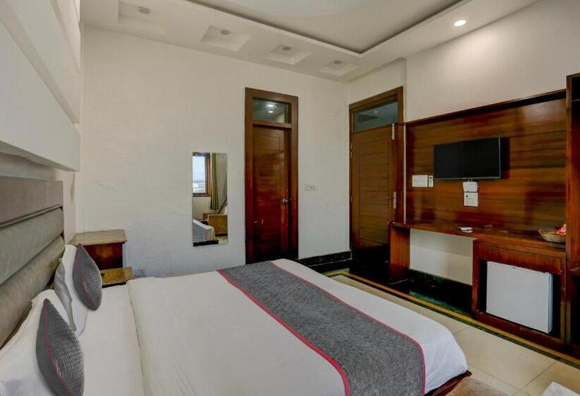 Townhouse Hotel Selaqui Inn