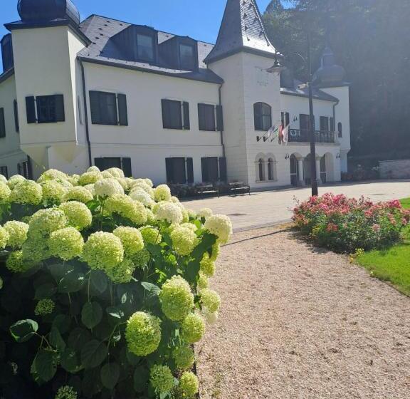 בית מלון כפרי újhuta Kastélyszálló