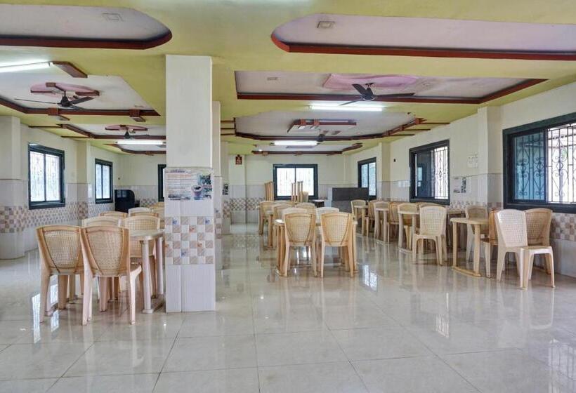 Отель Spot On Yash Lodge