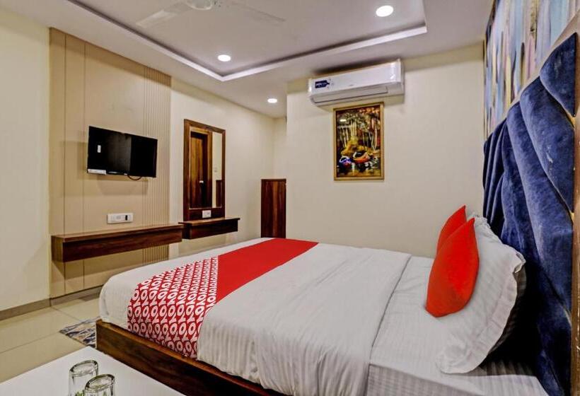 Oyo Flagship 81482 Hotel Rr