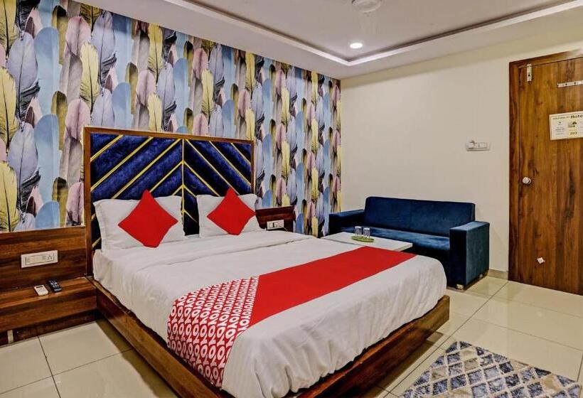 Oyo Flagship 81482 Hotel Rr