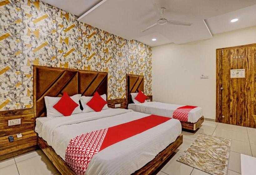 Oyo Flagship 81482 Hotel Rr