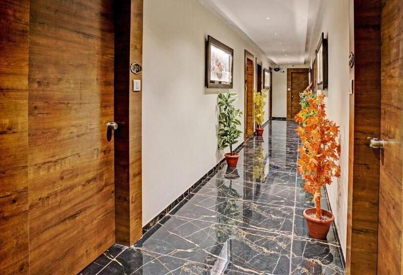 Oyo Flagship 81482 Hotel Rr