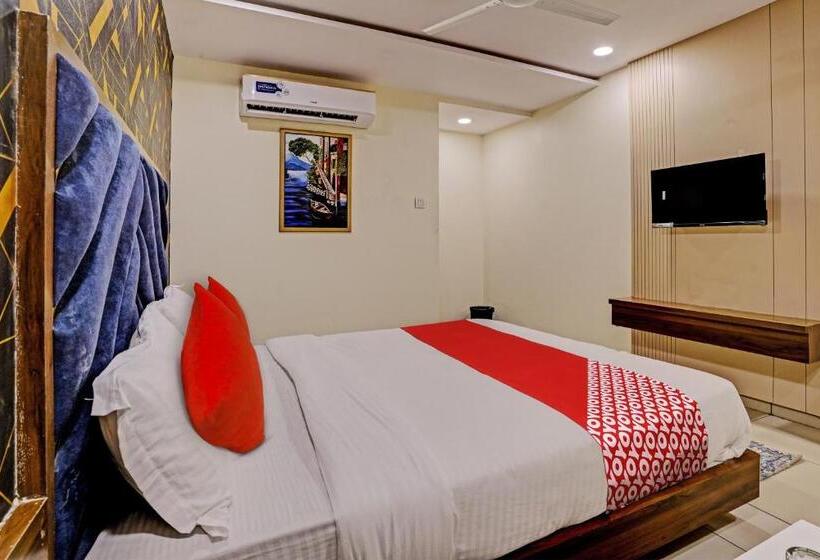 Oyo Flagship 81482 Hotel Rr