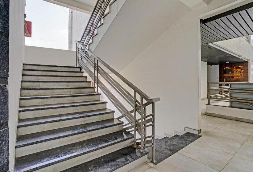 Oyo Flagship 81482 Hotel Rr