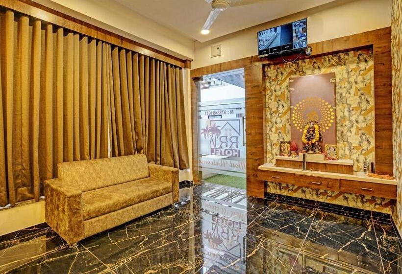 Oyo Flagship 81482 Hotel Rr