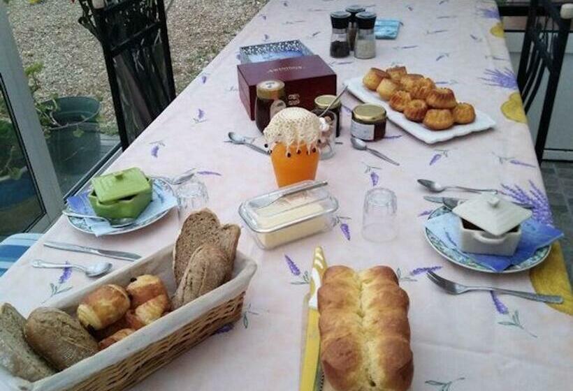 פנסיון Guestroom Bouges Le Château, 1 Pièce, 2 Personnes   Fr 1 591 523