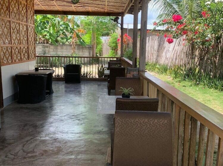 هاستل The Backyard Inn