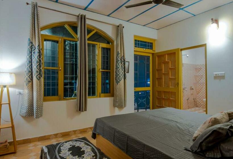 فندق صغير Vedants Home Stay Rooms And Dorms