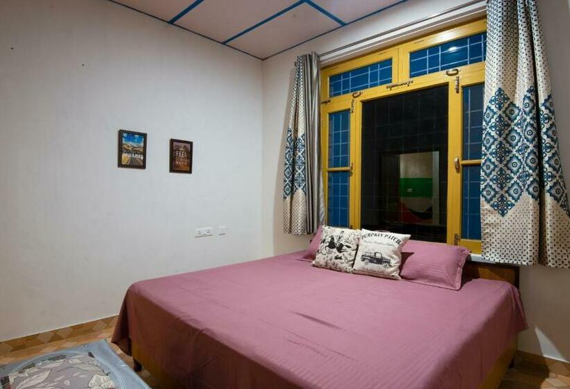 فندق صغير Vedants Home Stay Rooms And Dorms