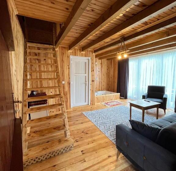 ベッドアンドブレックファースト Camelli̇a Dağ Evleri̇