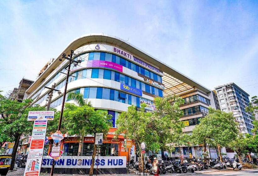 酒店 Super Collection O Adajan Near Western Business Hub