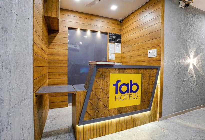 酒店 Super Collection O Adajan Near Western Business Hub