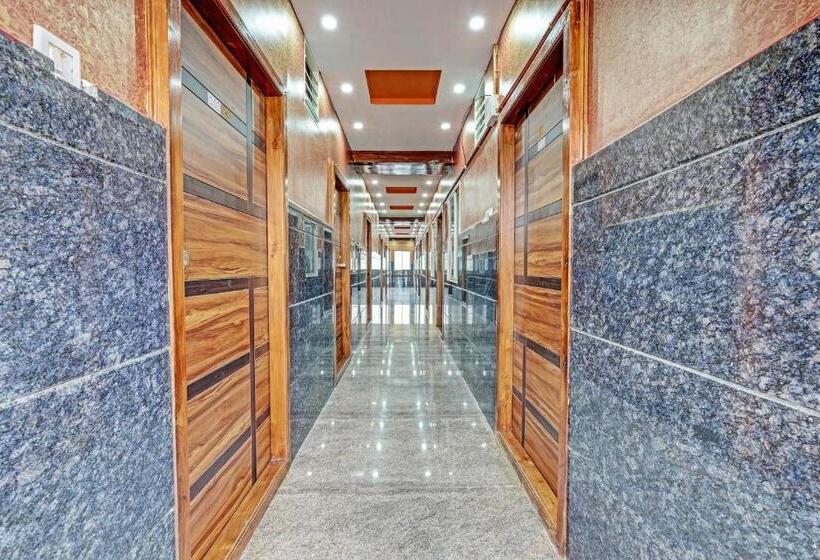 בית מלון כפרי Oyo Flagship Mr Lodge