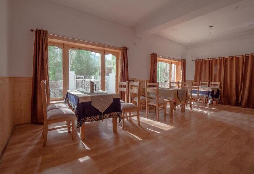 פנסיון De Khama