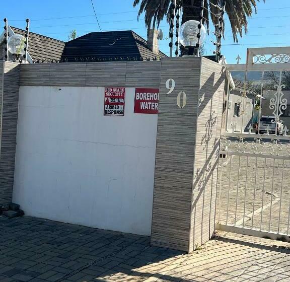 تختخواب و صبحانه Berry On 90