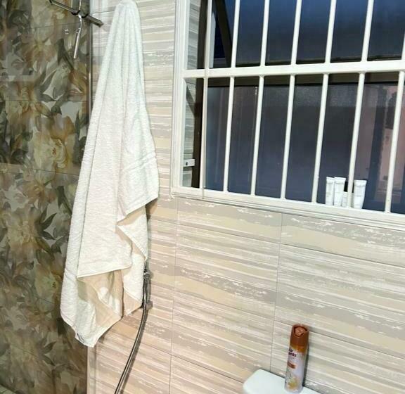 تختخواب و صبحانه Berry On 90