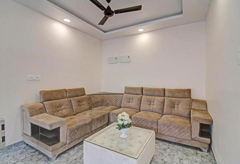 Fabhotel Paramount