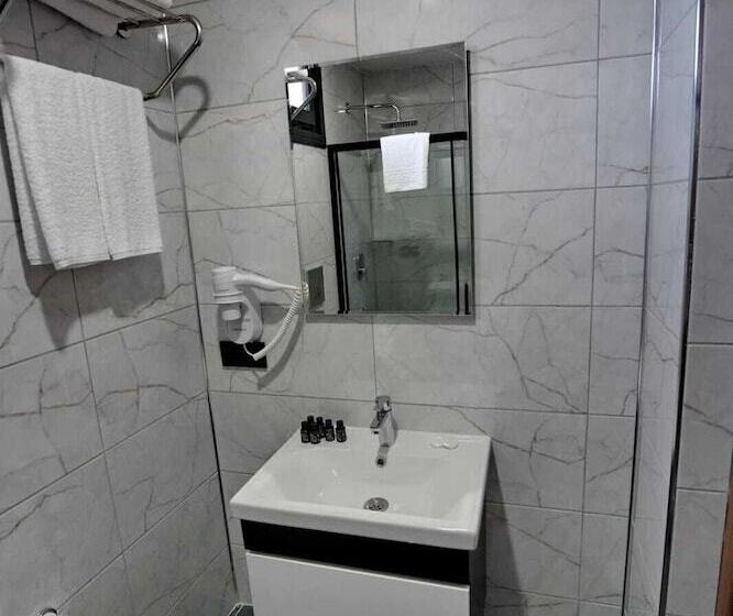 فندق Shelton Airport