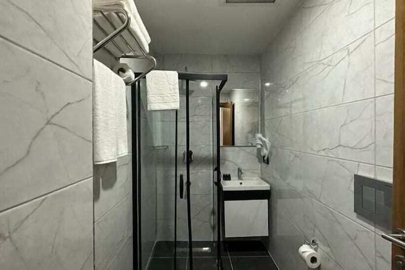 فندق Shelton Airport