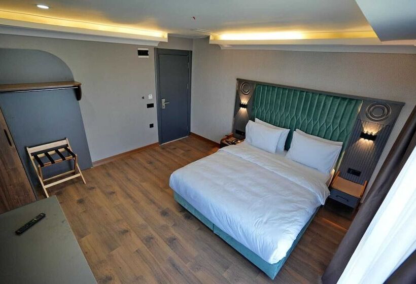 فندق Shelton Airport