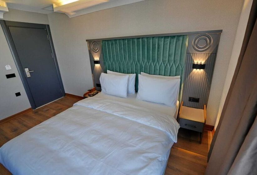 فندق Shelton Airport