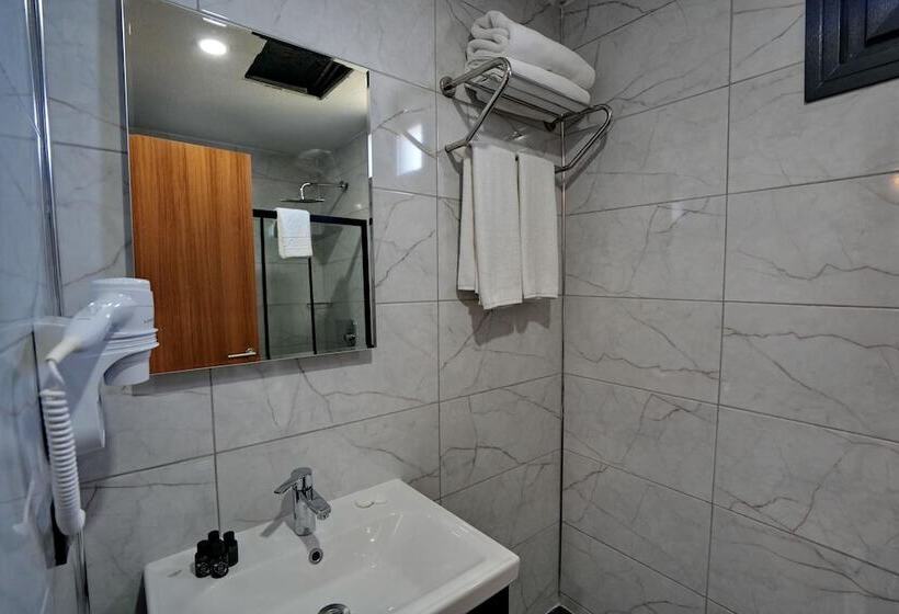 فندق Shelton Airport