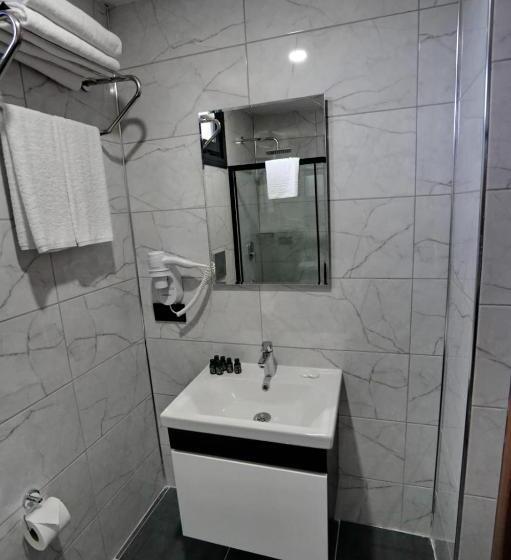 فندق Shelton Airport