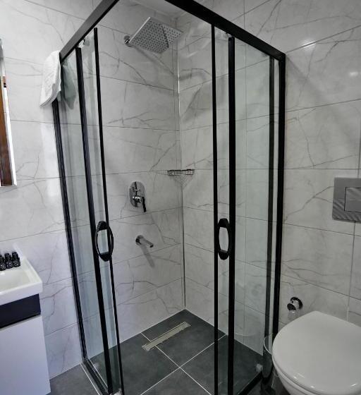 فندق Shelton Airport