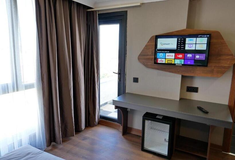 فندق Shelton Airport