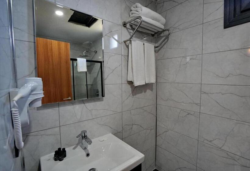 فندق Shelton Airport