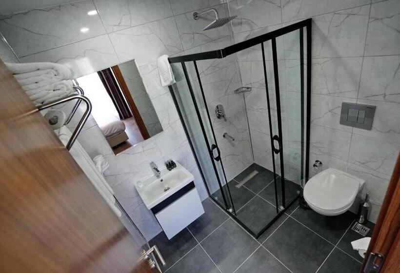 فندق Shelton Airport