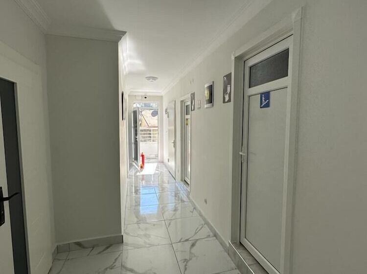 צימר Hadrian S Gate Family Hostel