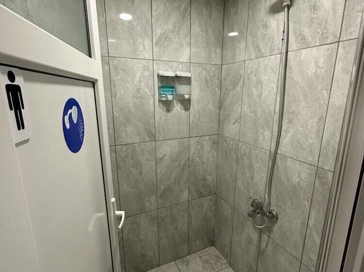 צימר Hadrian S Gate Family Hostel