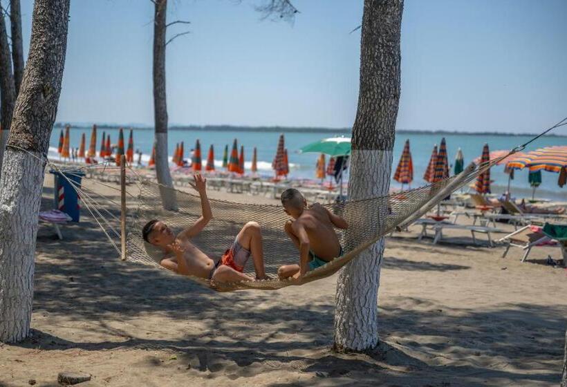 هتل Frojd Kune Resort & Beach
