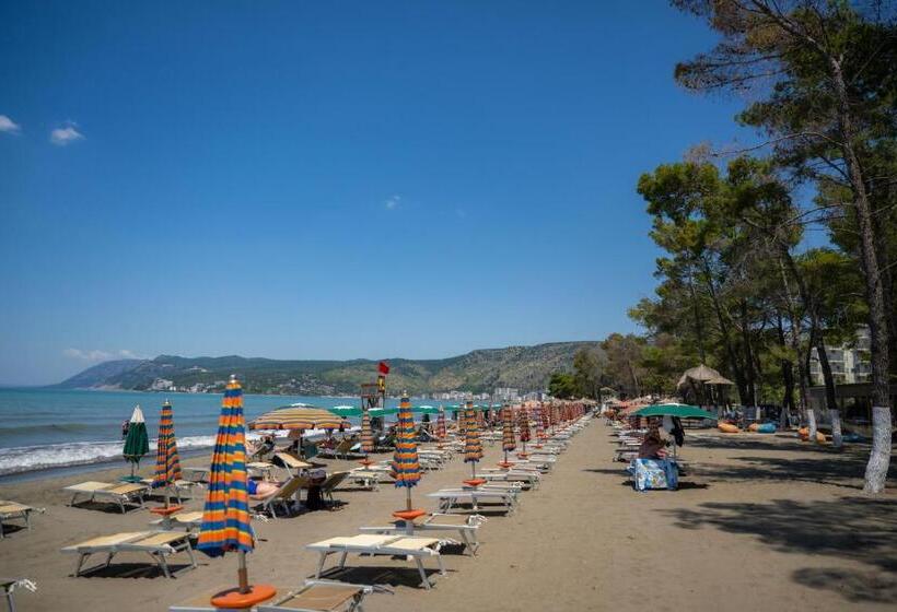 בית מלון כפרי Frojd Kune Resort & Beach