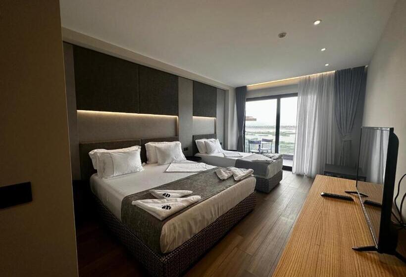 هتل Frojd Kune Resort & Beach