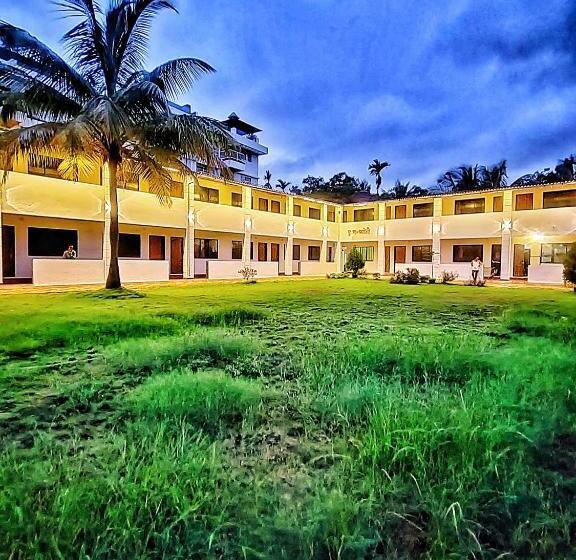 בית מלון כפרי Opulence Resort Awas Alibaug
