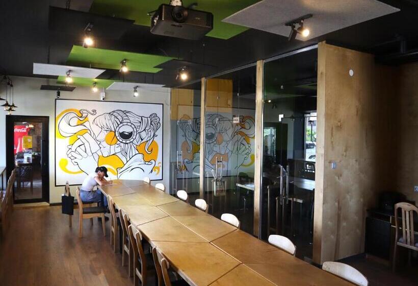 Esenin 1 Hostel & Bar