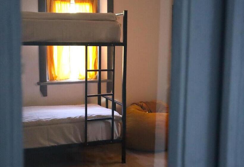 Esenin 1 Hostel & Bar